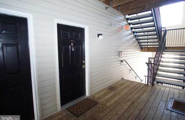21191 MCFADDEN SQ Gallery 3