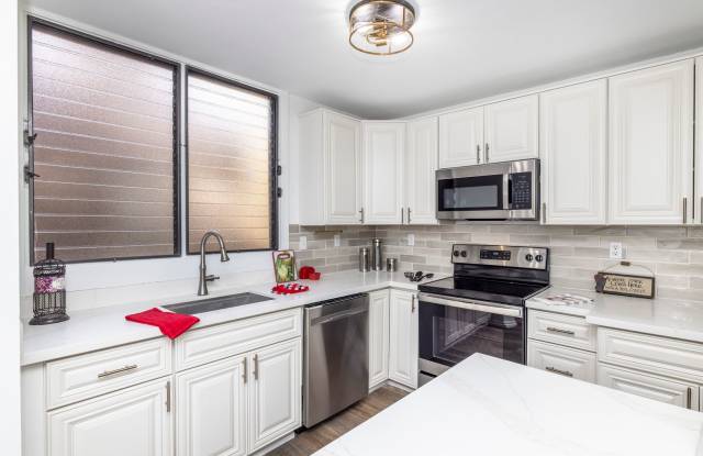 Beautifully Upgraded Kailua Townhome in Pool Community with 2 Car Parking photos photos
