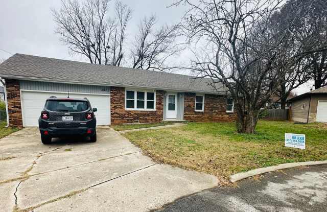 Updated 3BR Gem with HUGE Fenced Yard - 4943 South Ash Avenue, Springfield, MO 65804