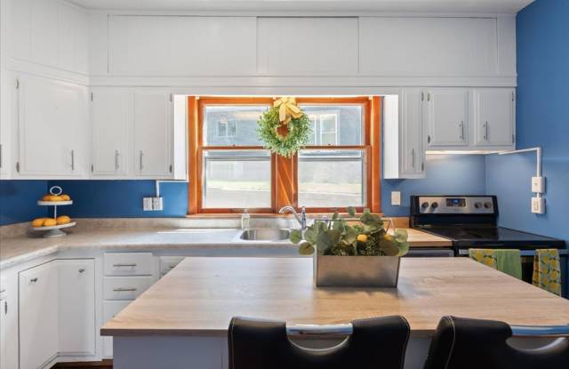 Spacious 4 Bedroom Home for Rent in Council Bluffs - 330 Fuller Avenue, Council Bluffs, IA 51503