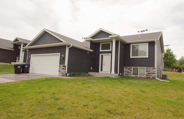 Beautiful and Spacious 4 Bedroom 3 Bath Available For Rent! photos photos