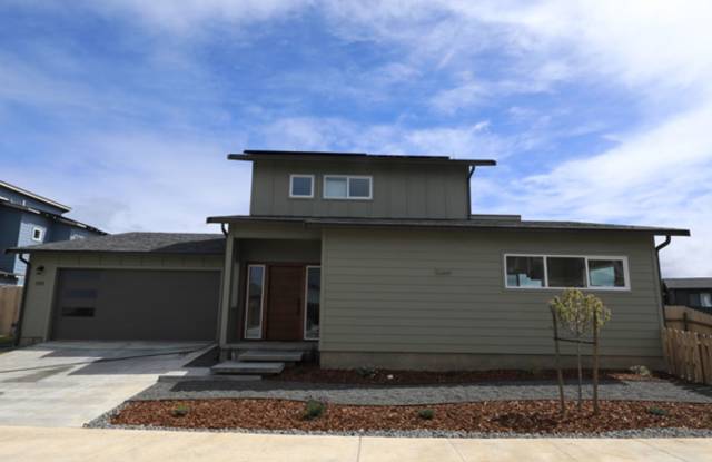 Custom designed spacious 3/2 in Mckinleyville Gallery 3