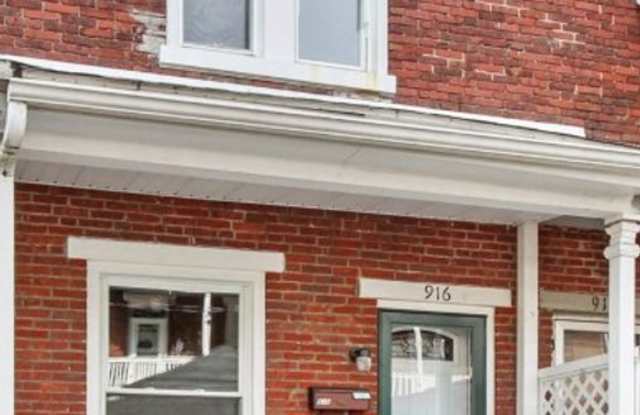 Bright 2 Bedroom, 1.5 Bath Home in Allison Hill! photos photos