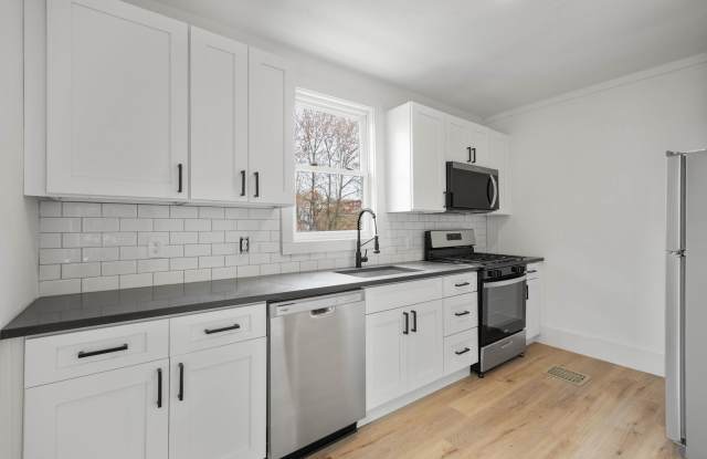 RENT SPECIAL AVAILABLE, FIRST MONTH FREE! UPDATED 2-BEDROOM END UNIT IN DORMONT, AVAILABLE NOW! Gallery 3