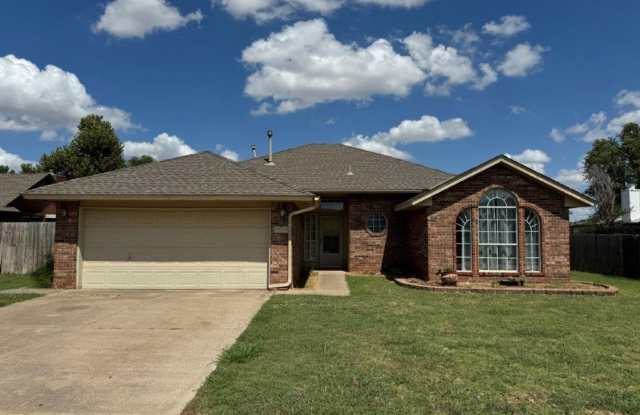 3 bed 2 bath, storm shelter and all wood floors in Moore Schools photos photos