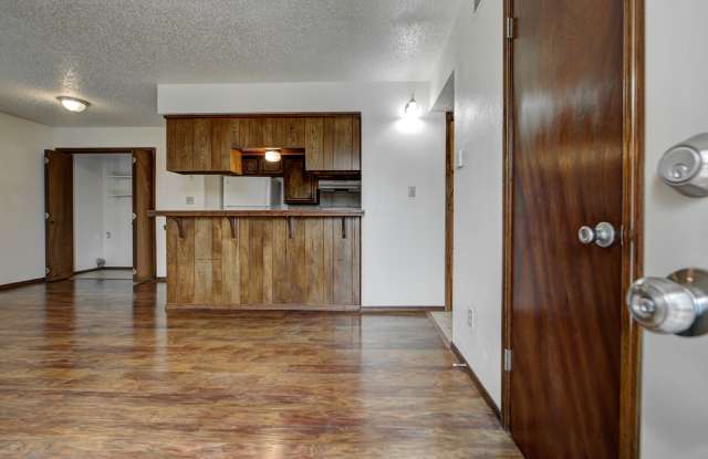 1315 Glen Oaks Court - 4 Gallery 2