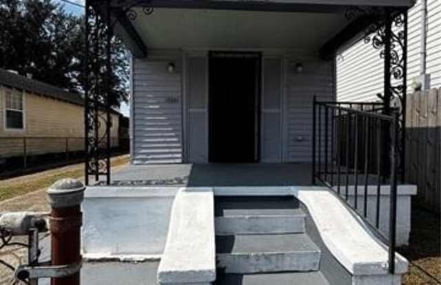 2326 SPAIN Street Gallery 3