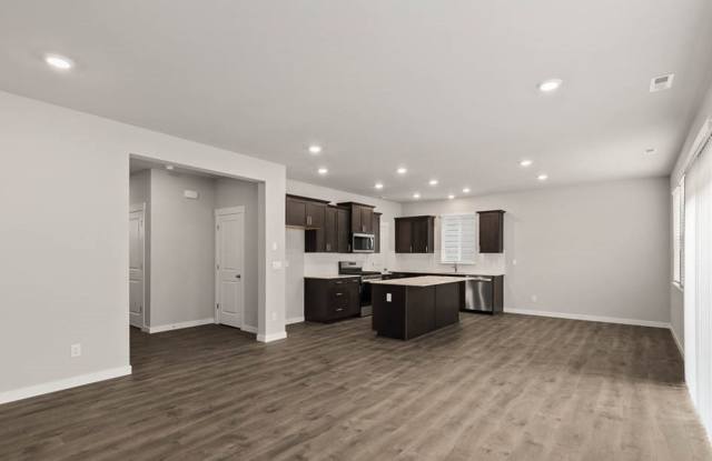 Fully Air Conditioned Almost New 4 Bedroom 2.5 house in Puyallup!! Gallery 3