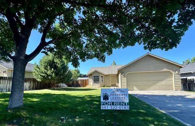 3 Bed 2 Bath Home: Fully Fenced Yard & Convenient Location Gallery 1
