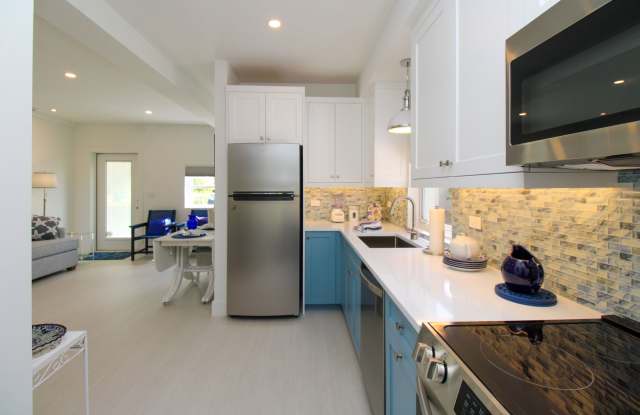 ** BRAND NEW BEAUTIFUL COTTAGE WITH PRIVATE HEATED POOL & SPA IN NORTH NAPLES ** SLEEPS 4 ** SEASONAL ** RENT WEEKLY ** Gallery 3