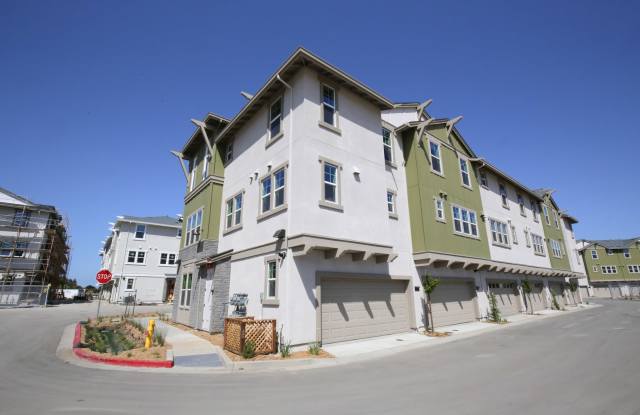 Newer Modern Style Townhome 3 beds + den and 2.5+ baths.  Attached garage. photos photos
