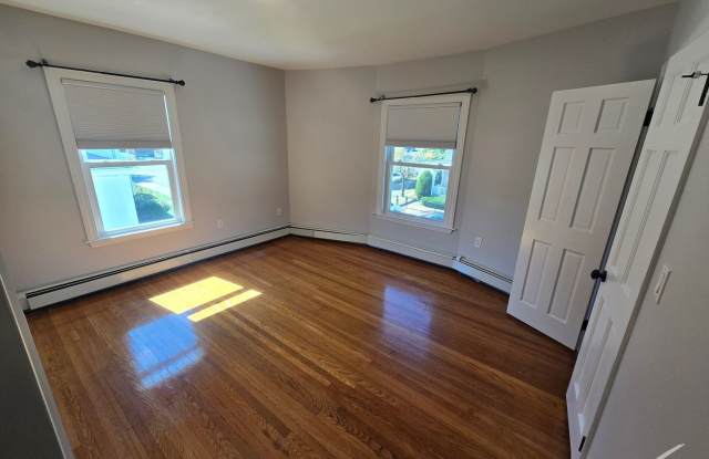 Charming 3 Bedroom-No Broker Fee Gallery 4