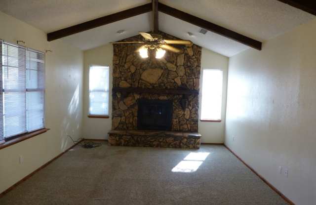 Zia School District ! Great Home large backyard - 713 Rosewood Drive, Clovis, NM 88101