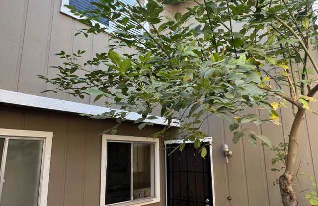 **MOVE IN DEPOSIT SPECIAL** 2 Bedroom 2.5 Bath Townhome Available in Pomona - 2345 South Reservoir Street, Pomona, CA 91766