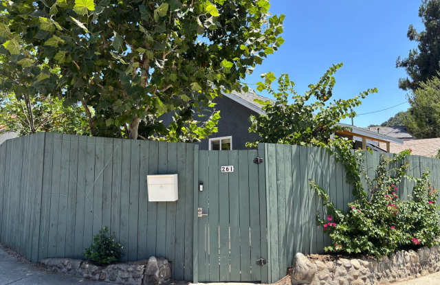 Charming 3bed/2 Bath Private Gated Main House with Vaulted Ceilings, Parking, and Laundry in the heart of Highland Park! Gallery 3