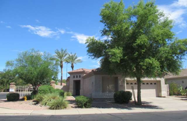 Nice 2 Bedroom / 2 Bath + Bonus Room Home in Chandler Gated Community! - 860 West Oriole Way, Chandler, AZ 85286