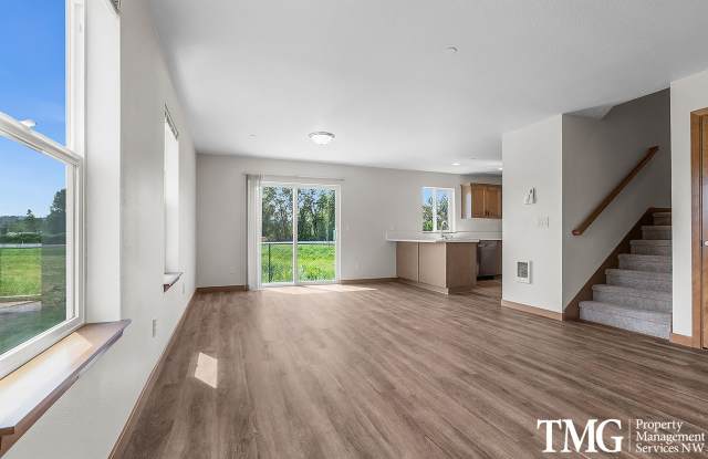 Two-Story Washougal Duplex with Garage & Private Backyard Gallery 4