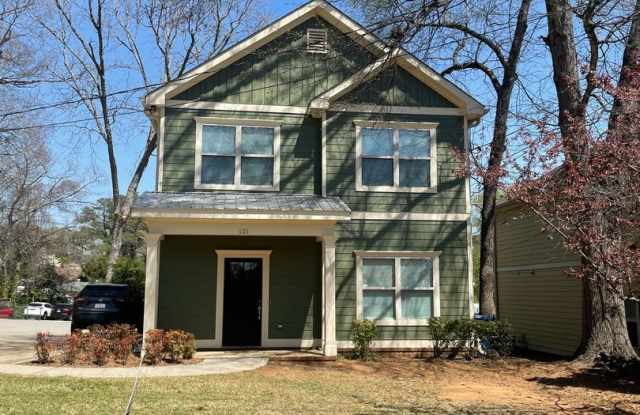 Four Bedroom Near Downtown Available for Pre-Lease! photos photos