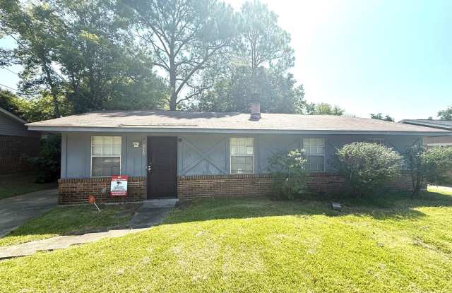 **3 Bed 2 Bath located in Regency Park** Call 334-366-9198 to schedule a self tour photos photos