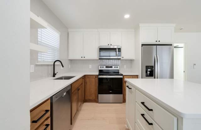 ✨2nd Floor unit with Balcony in the PLAZA DISTRICT! ✨ photos photos