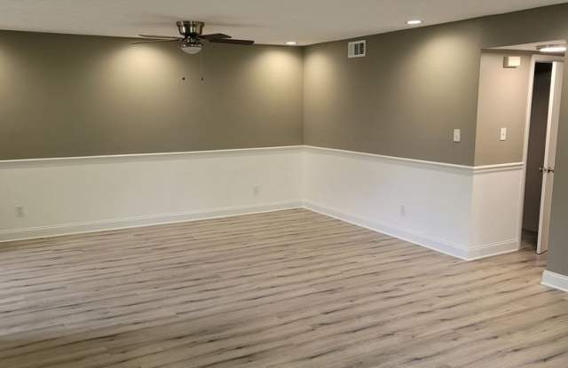 2 BEDROOM, 2 BATH UPSTAIRS CONDO UNIT w/ GARAGE. AVAILABLE NOW. RENT $1700 PER MONTH. SECURITY DEPOSIT $1700.00 - 3106 Marble Hill Boulevard, Knoxville, TN 37914