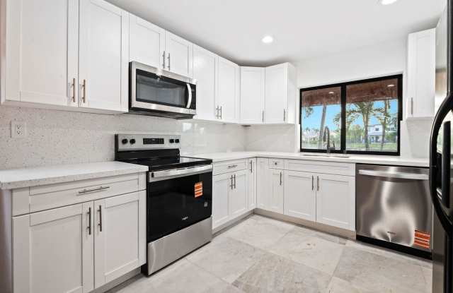 Stunning 4 Bed + Den | 3 Bath Waterfront Home – Miami, FL 33175 photos photos