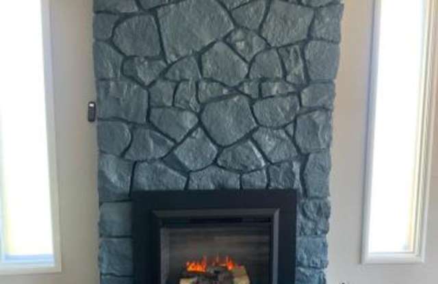 All New Inside Beauiful 2 Bedroom 1 Bathroom, Large Yard Gallery 4