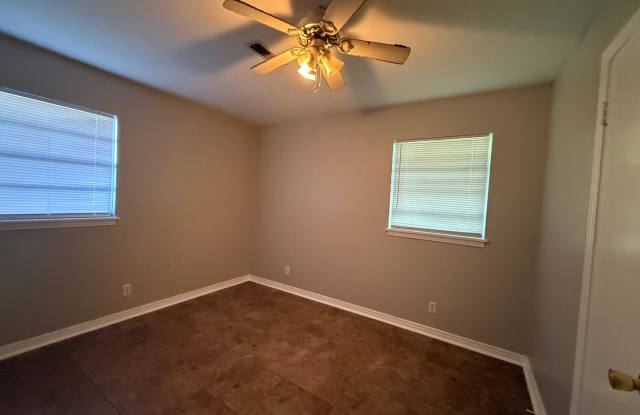 Charming 3-Bedroom Home in Convenient Florence Location! Gallery 3