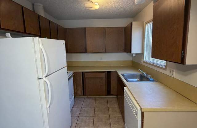 2-Bedroom Home with Garage Across from Fairview Park and 2.6 Miles from OIT and Sky Lakes Medical CTR Gallery 4