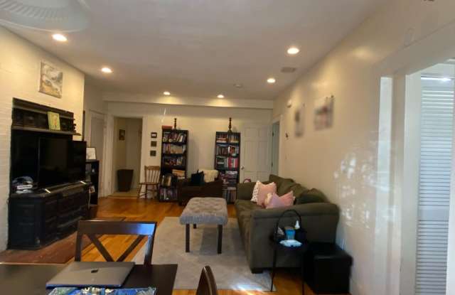 Nice 1 bed with office Gallery 3