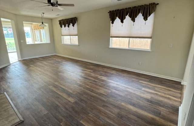 4 bed 2 bath home located on the Dayton Valley Golf Course Gallery 4