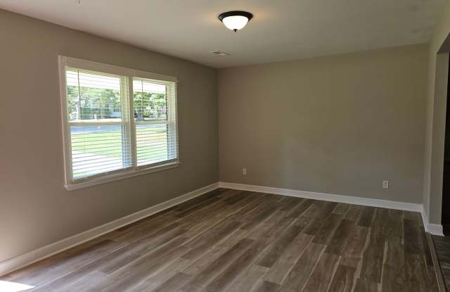 New to Rental Market- Brick Ranch Home with 3 Bedrooms! Gallery 3