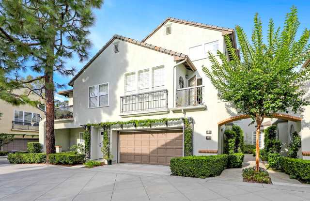 Gorgeous interior tract townhouse in the desirable gated Summit community - 6 Auvergne, Newport Beach, CA 92657
