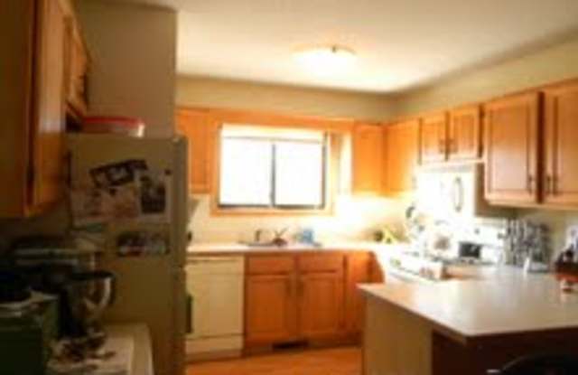 5525 Orleans Ln N Apt 3 Gallery 2