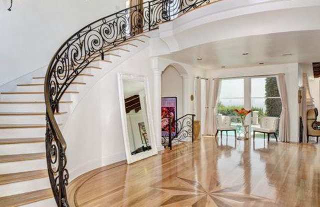 1260 ST IVES Place Gallery 3