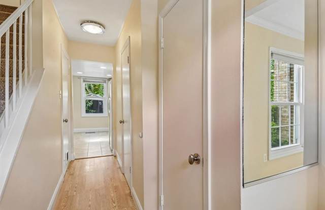 Lovely 2 BR Townhome off Wootton Parkway. Available NOW! Gallery 3