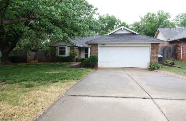 Cute 3 Bed Home in Edmond - 2209 Foxfire Road, Edmond, OK 73003