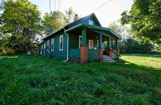 Comfortable 2-Bedroom Home in Cleveland – 14808 Pepper Avenue Gallery 3