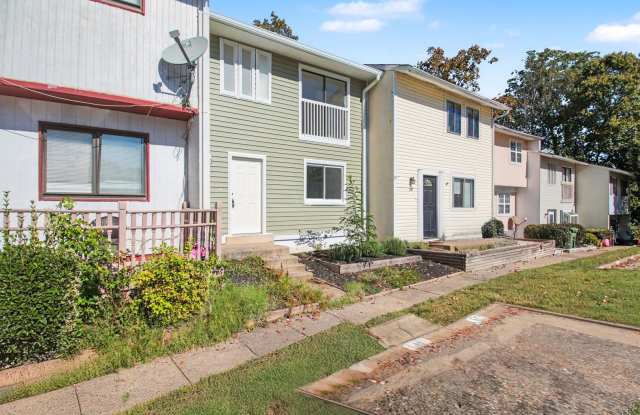 Remodeled Three level Town home Gallery 1