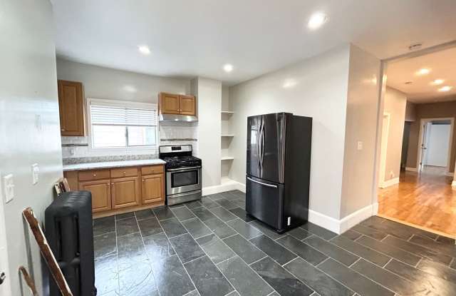 4bed 1bath apartment in Dorchester on 9/1 Gallery 3