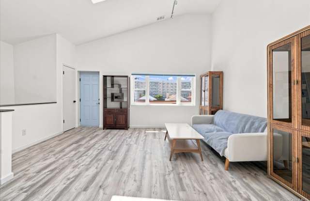 537 E Broadway Gallery 3