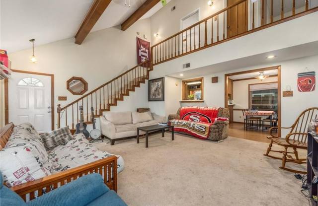 1203 Hardwood Sublease Gallery 4