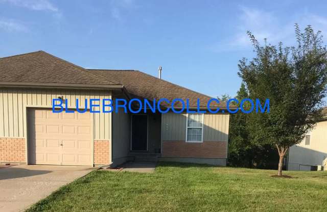 Georgous duplex in Raymore with a lot to offer! photos photos