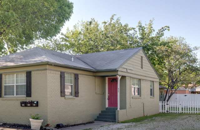 422 E Worth St - 422 E Worth St, Grapevine, TX 76051