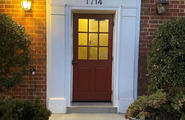 1714 W ABINGDON DR #102 - 1714 W Abingdon Dr, Alexandria, VA 22314