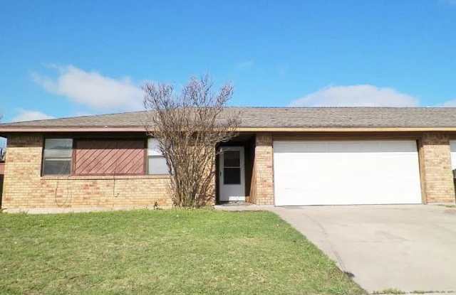 2704 NW Friartuck Unit A - AVAILABLE NOW! - 2704 Northwest Friar Tuck Lane, Lawton, OK 73505