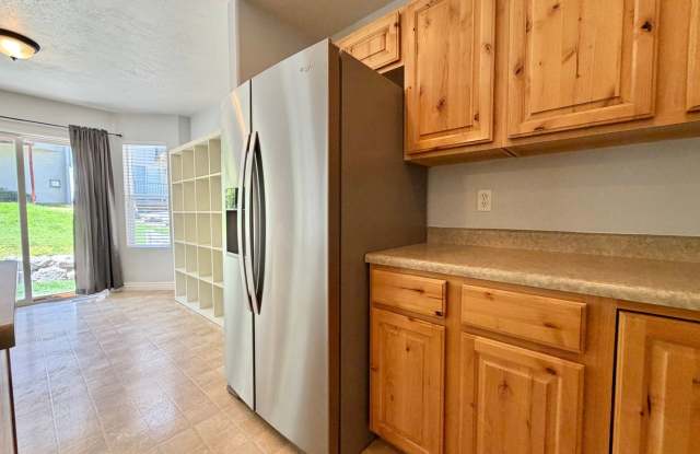 3 Bedroom Murray Townhome with Bonus Basement Suite, Garage & Backyard Gallery 4