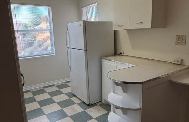 Charming 1-Bed in the Plaza District – Hardwood Floors + FREE Laundry! Gallery 2