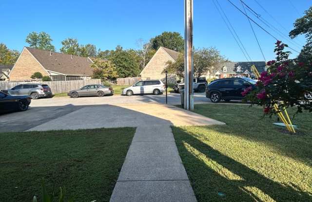 East Brainerd Townhome! 2 beds, 2 baths, garage, fenced back yard & screened porch! Gallery 4
