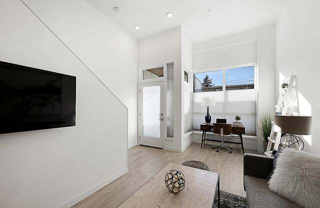 Ballard Townhouse 2bd/2ba, AC, Garage Parking Gallery 3